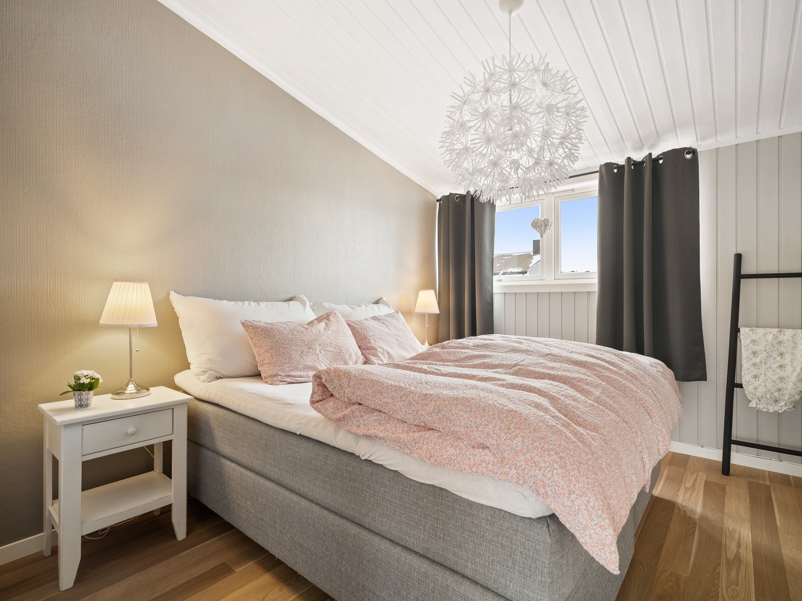 Soverommet i andre etasje har god plass til dobbeltseng og garderobeløsning. Galleribilde