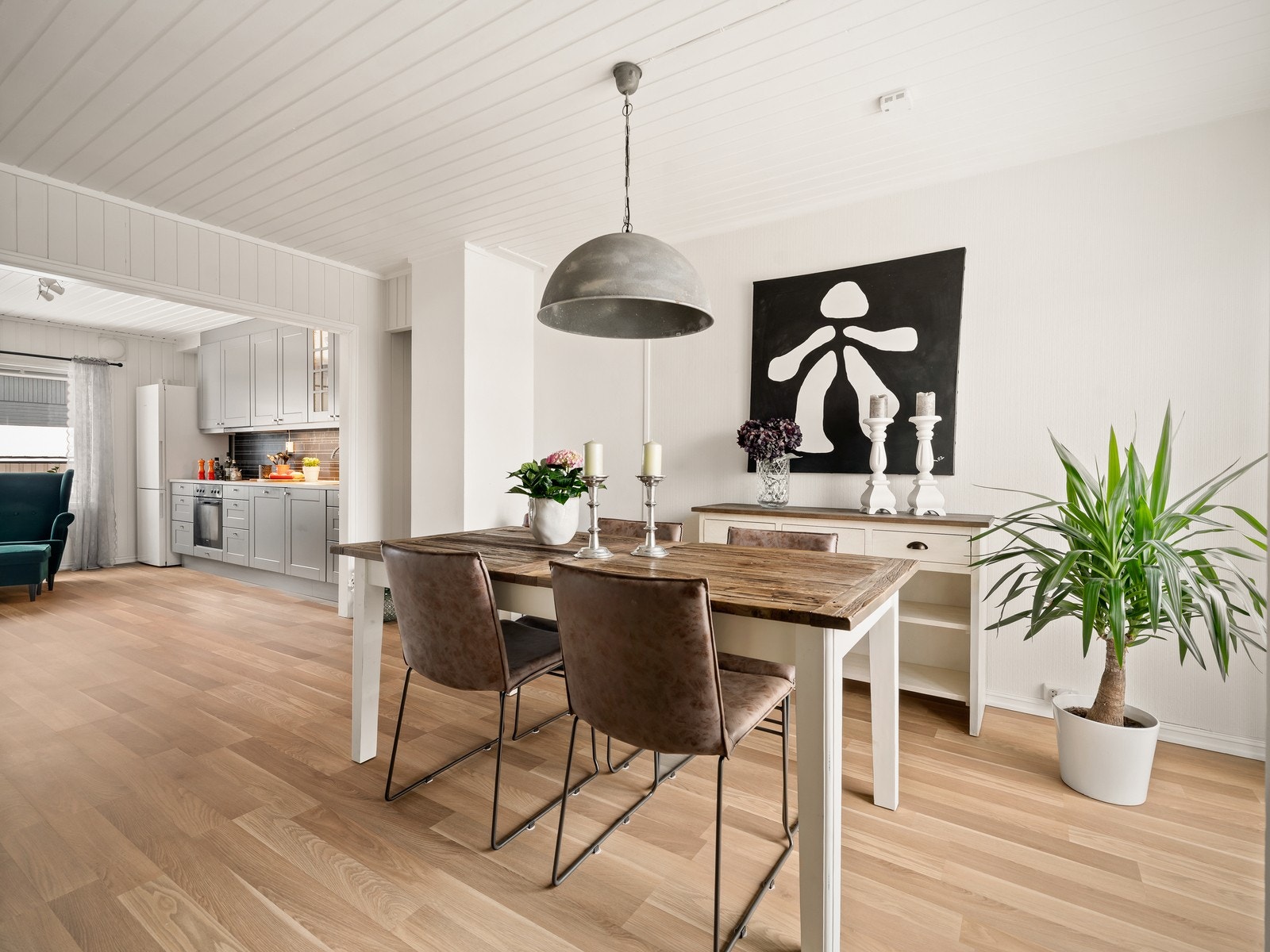 Fra spisestuen er det en åpen og sosial forbindelse inn mot kjøkkenet. Galleribilde