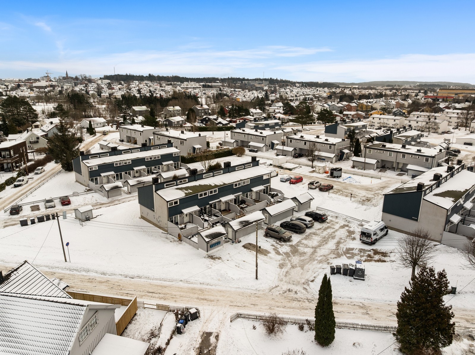 Området er barnevennlig med flere skoler og barnehager i nærheten, som Lande barneskole. Galleribilde