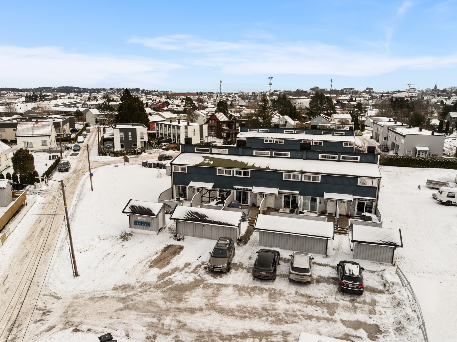 Eiendommen ligger sentrumsnært med gangavstand til et bredt utvalg av butikker. Galleribilde