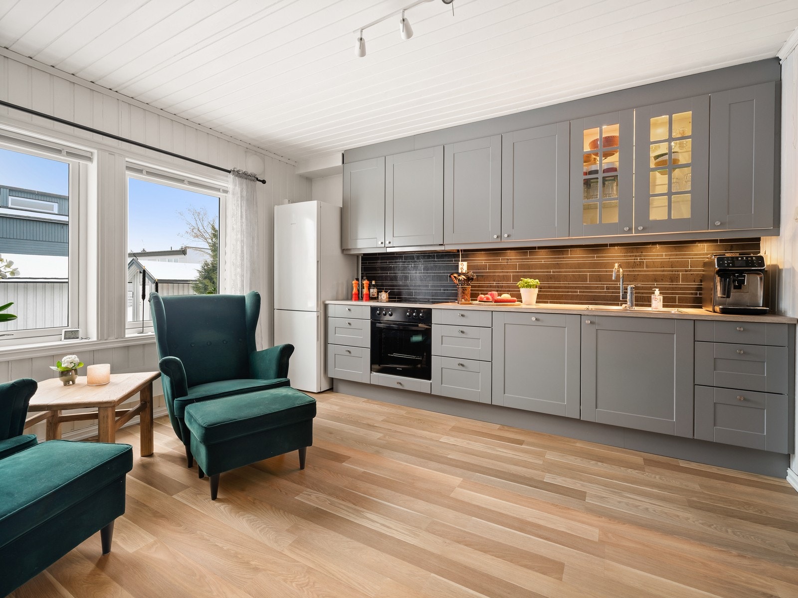 Innredningen har glatte fronter, laminatbenkeplate og integrert platetopp og stekeovn. Galleribilde