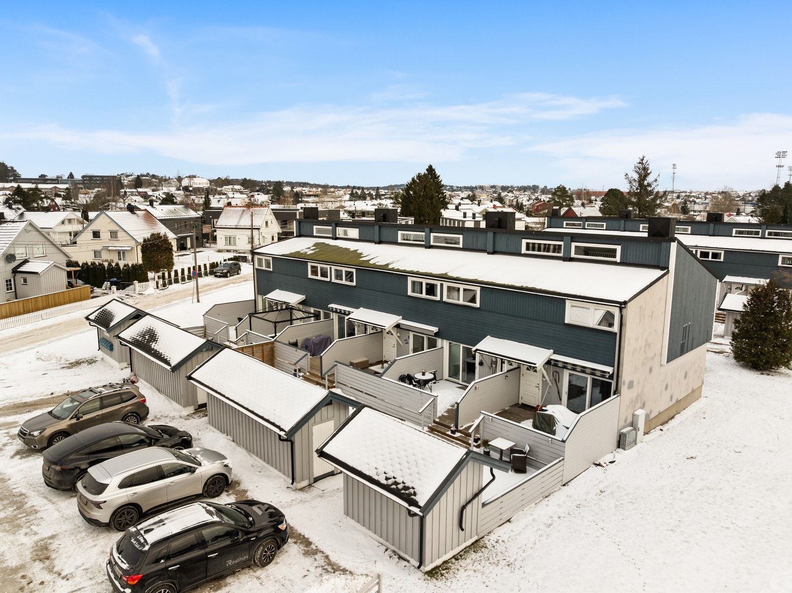 Her bor du med parkering rett ved boligen og kort vei til alle servicetilbud. Galleribilde