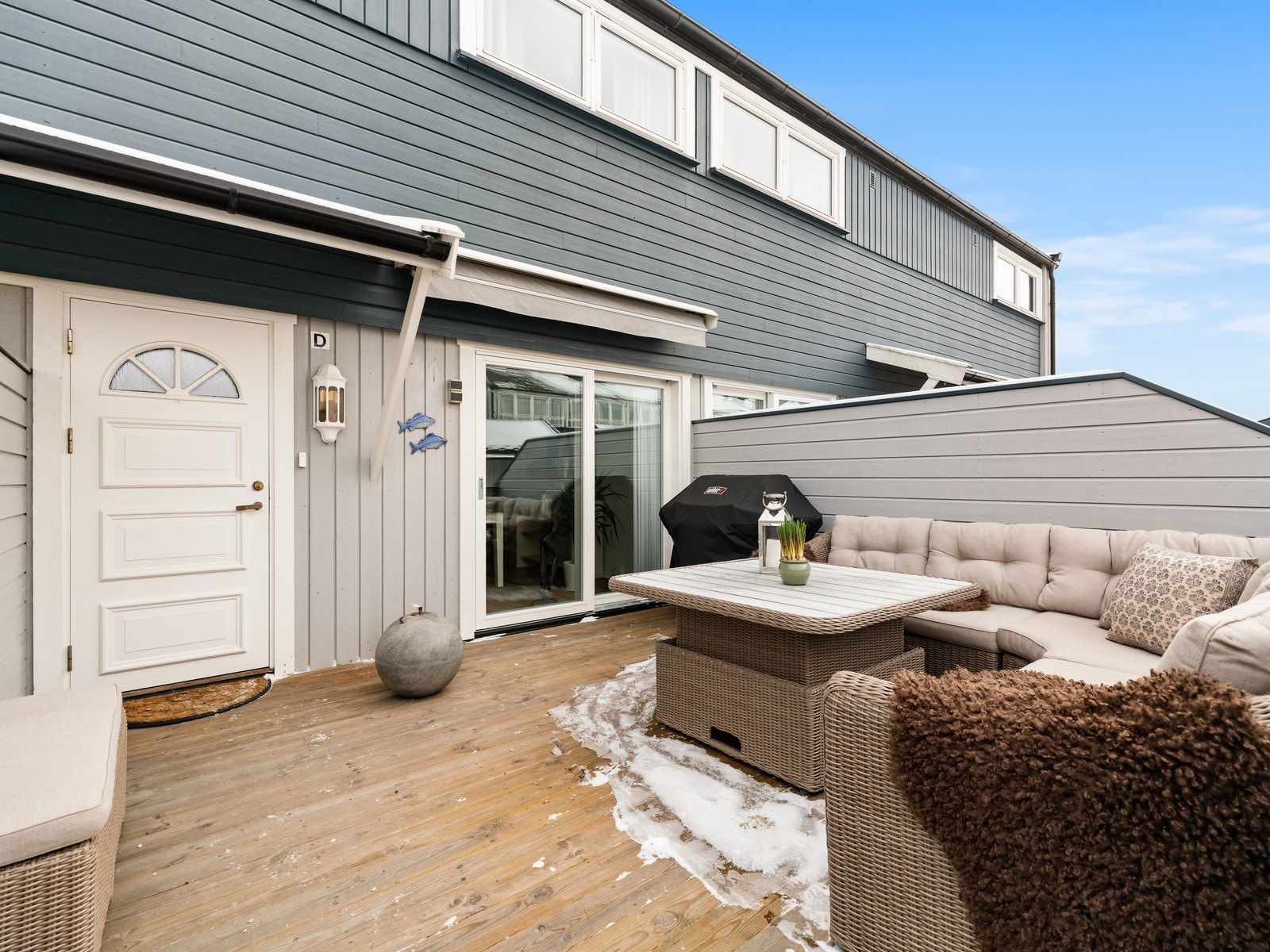 Fra den romslige terrassen er det enkel adkomst til både entré og stue. Galleribilde