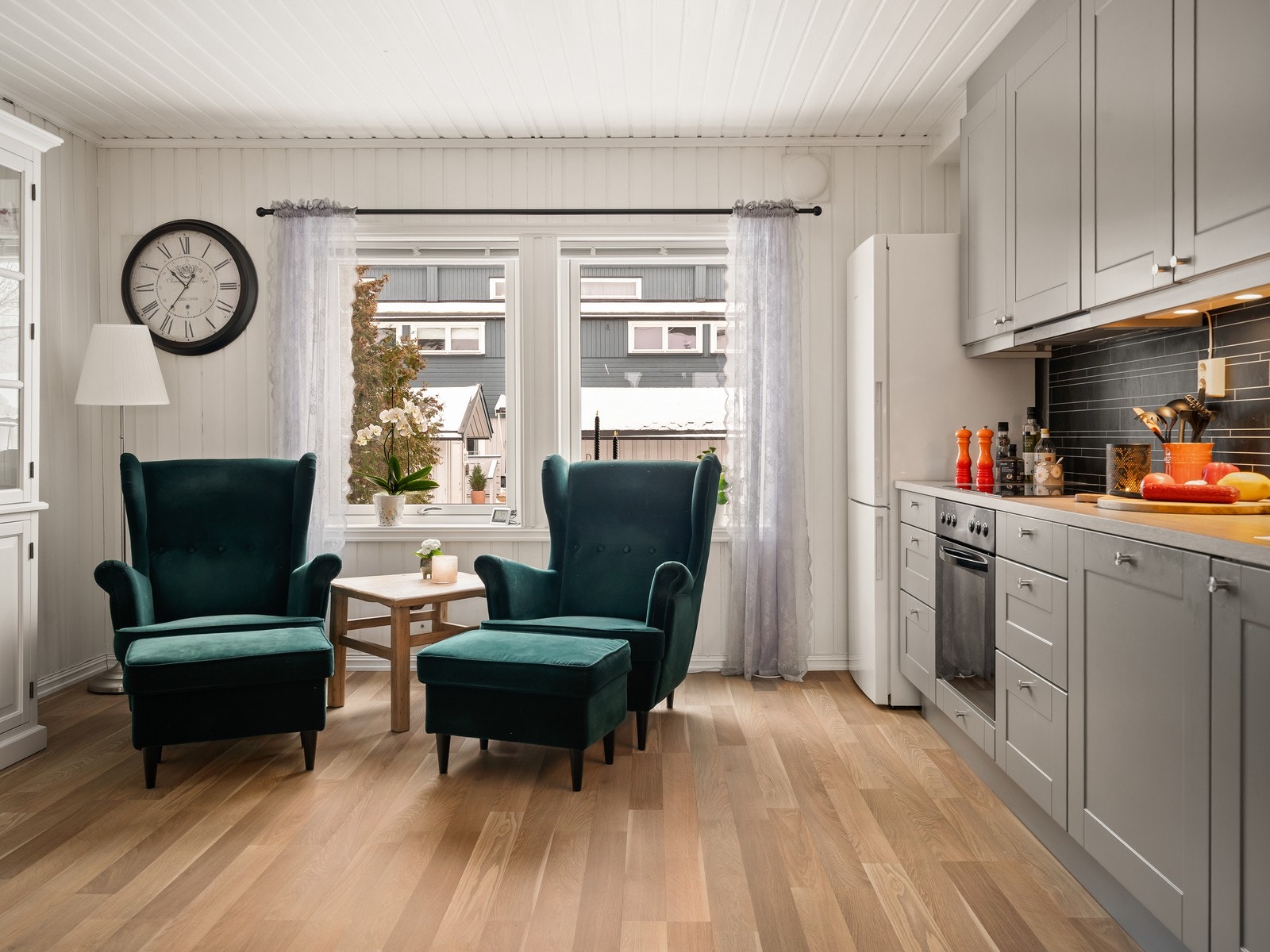 Her er det godt med både skap- og benkeplass, og alle hvitevarer er integrert. Galleribilde