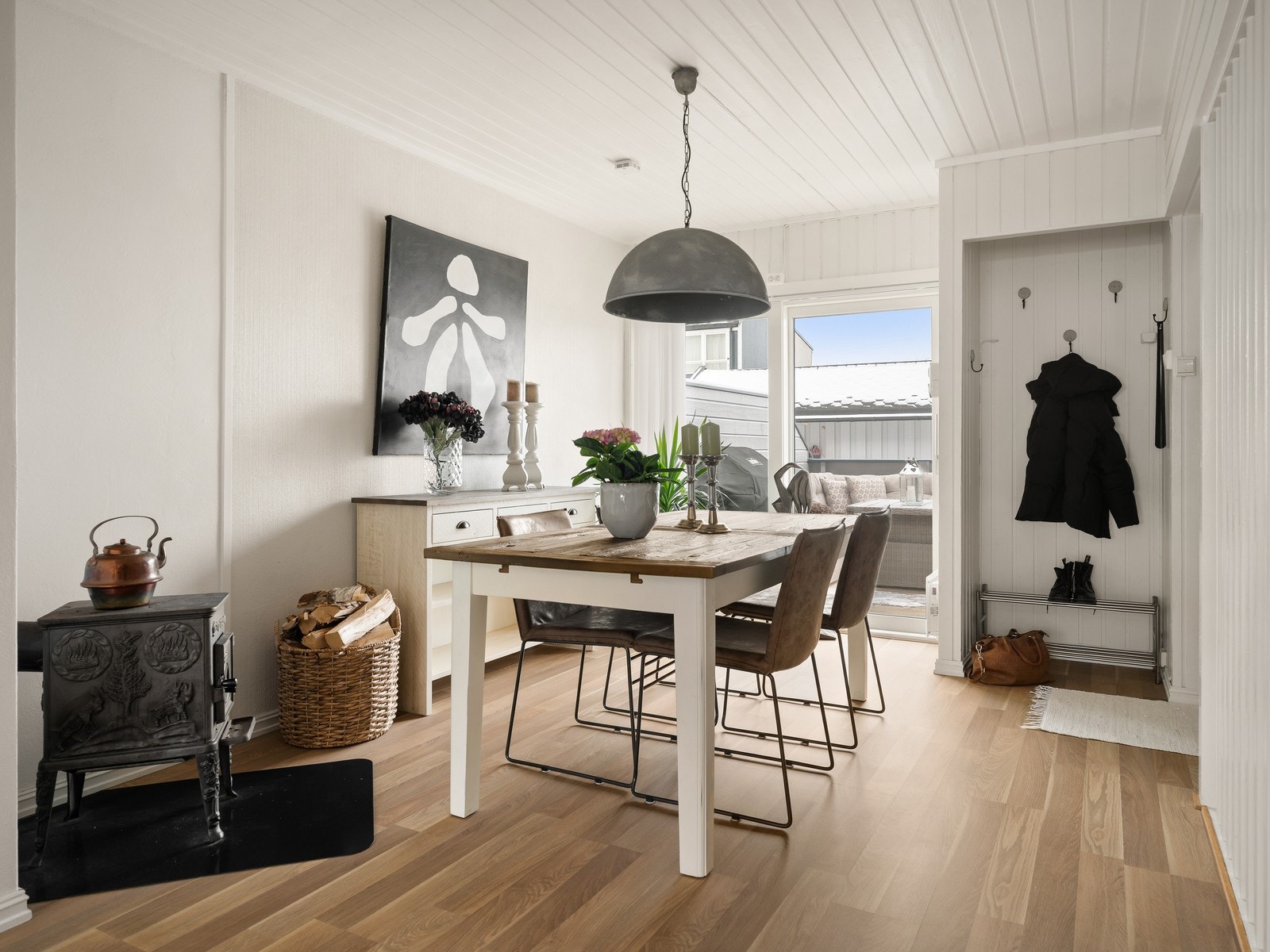 Spisestuen er et hyggelig samlingspunkt med direkte utgang til terrassen via en ny skyvedør. Galleribilde