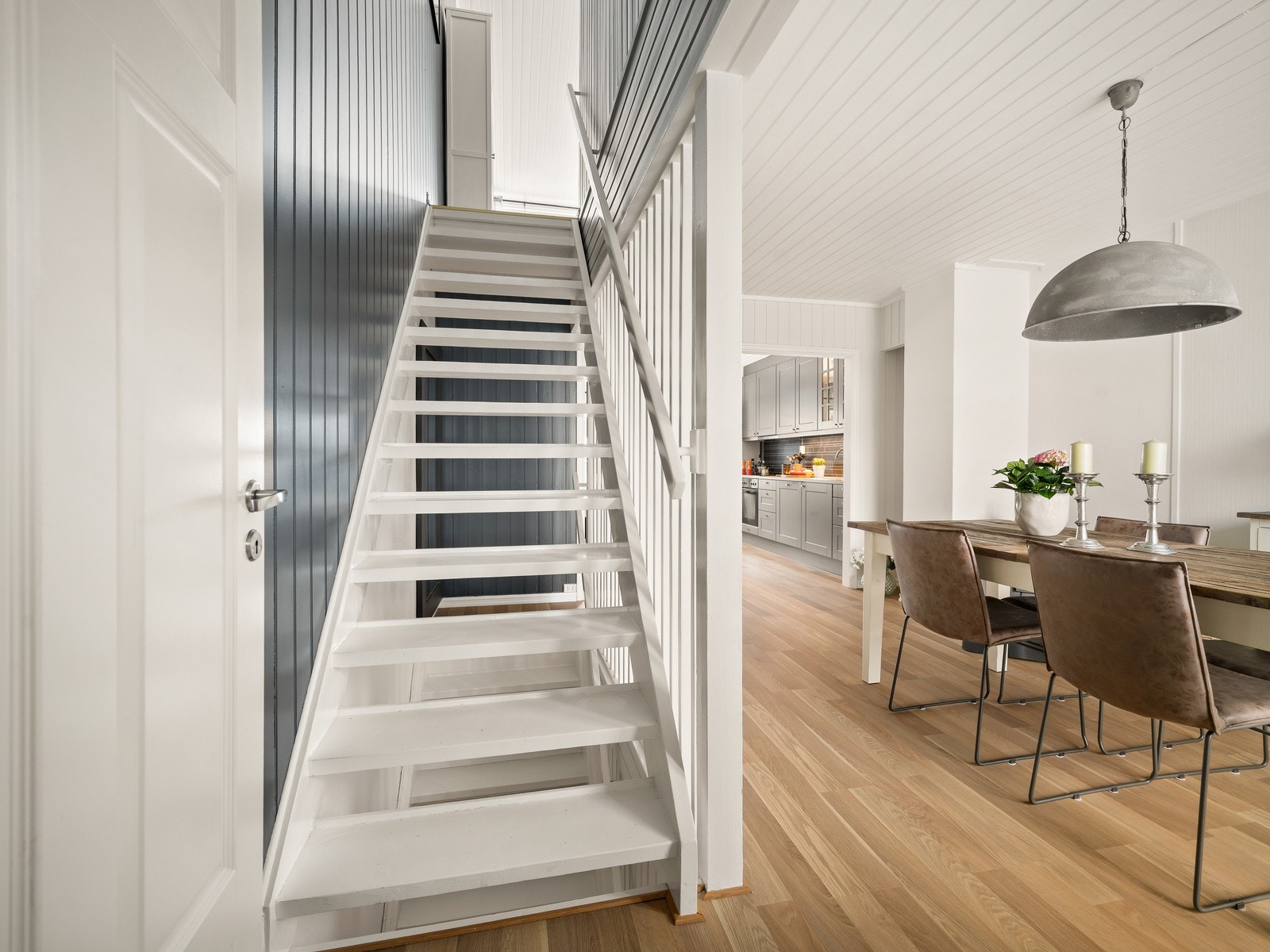 Den malte tretappen leder opp til boligens andre etasje. Galleribilde