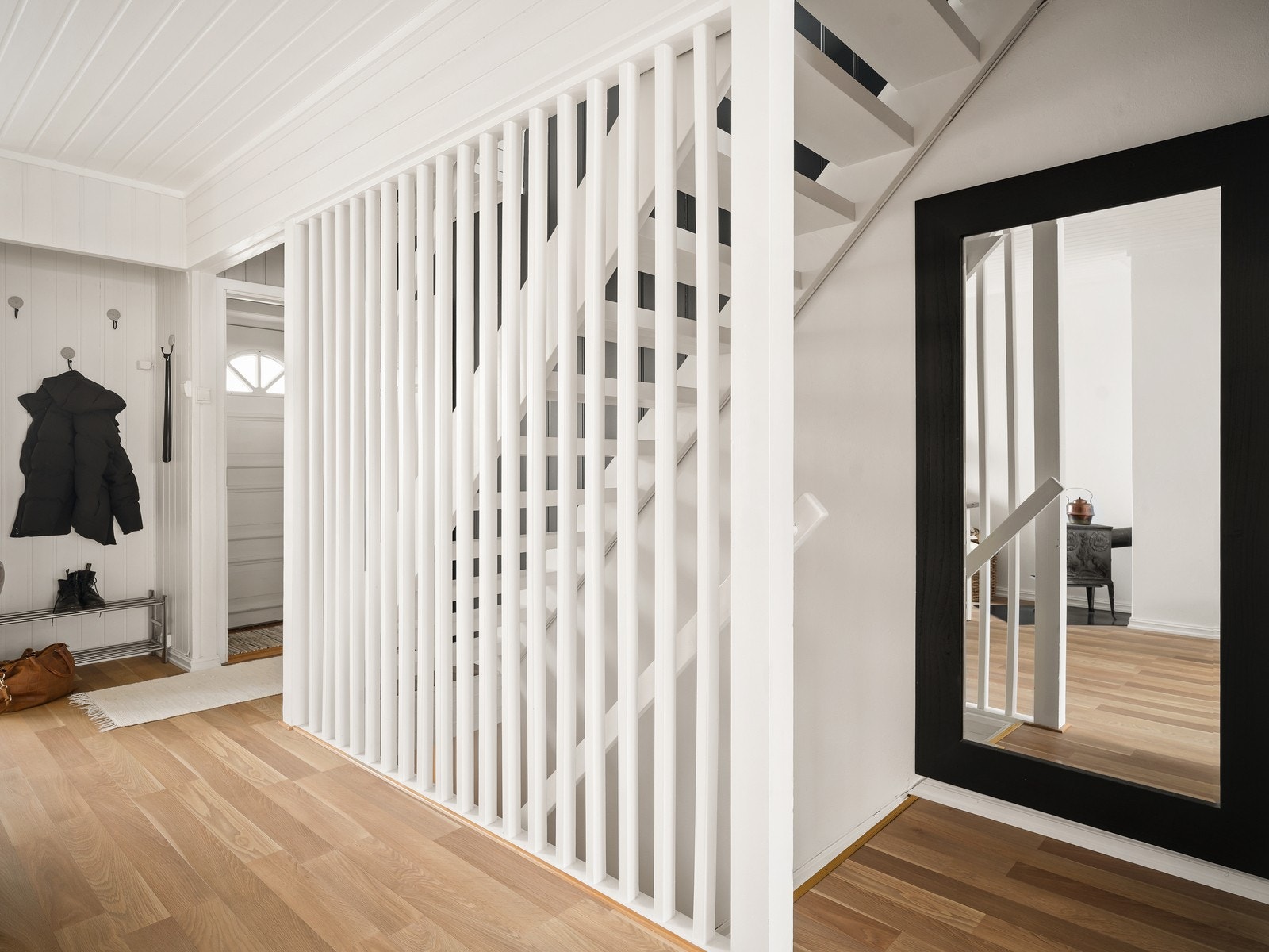 Fra entreen er det enkel adkomst til boligens kjelleretasje og 2. etasje. Galleribilde