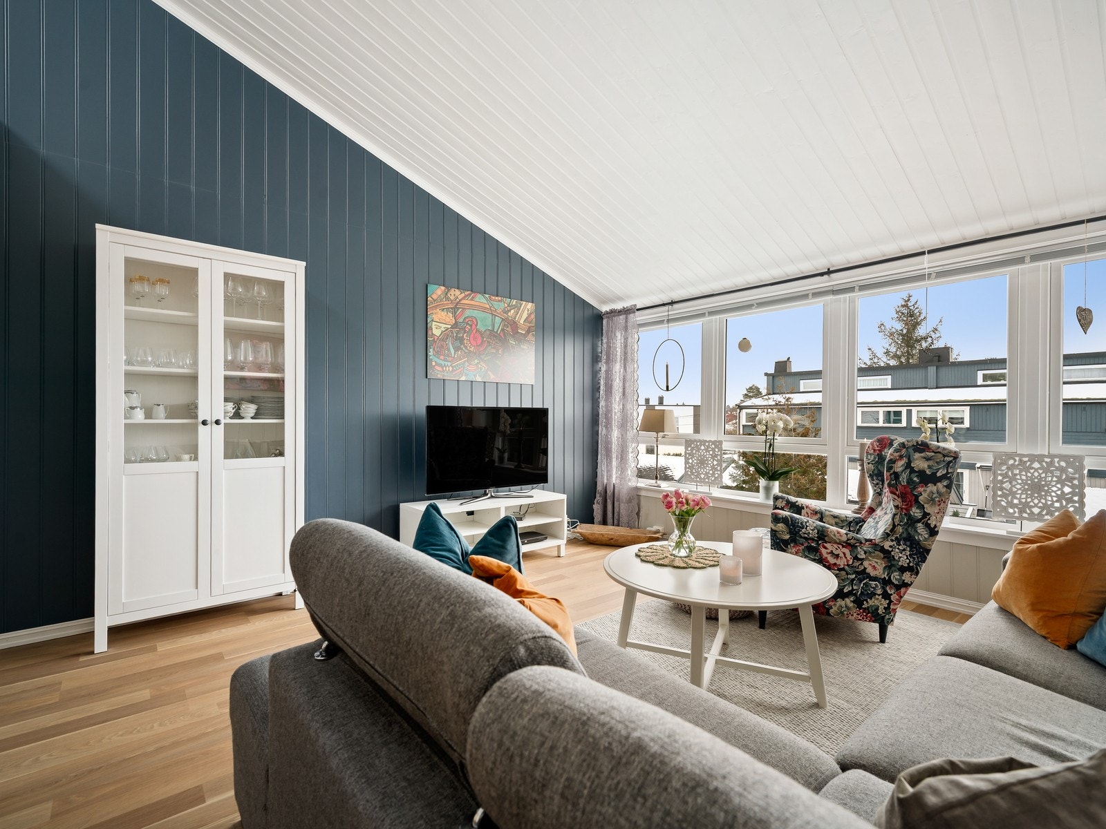 Gjennomgående laminatgulv og panel på vegger og i himling skaper et helhetlig inntrykk. Galleribilde