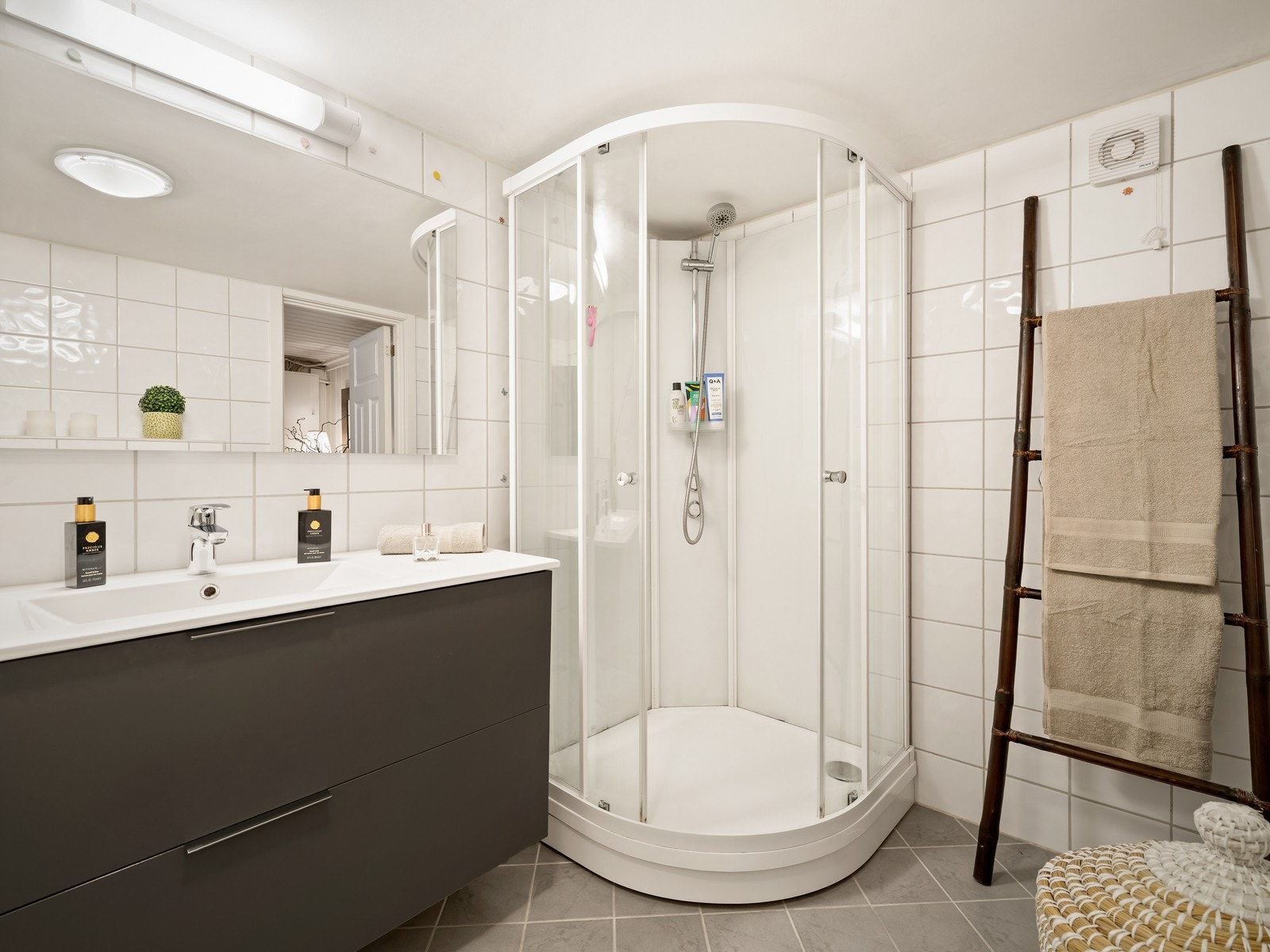 Dusjkabinettet ble montert i 2020, og rommet har en elektrisk styrt vifte. Galleribilde