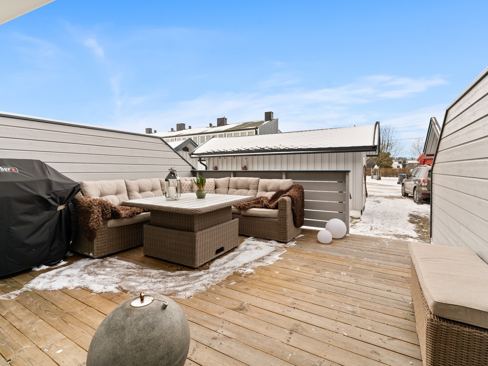 Den store, vestvendte terrassen på 17 m² er en flott forlengelse av boligen. Galleribilde