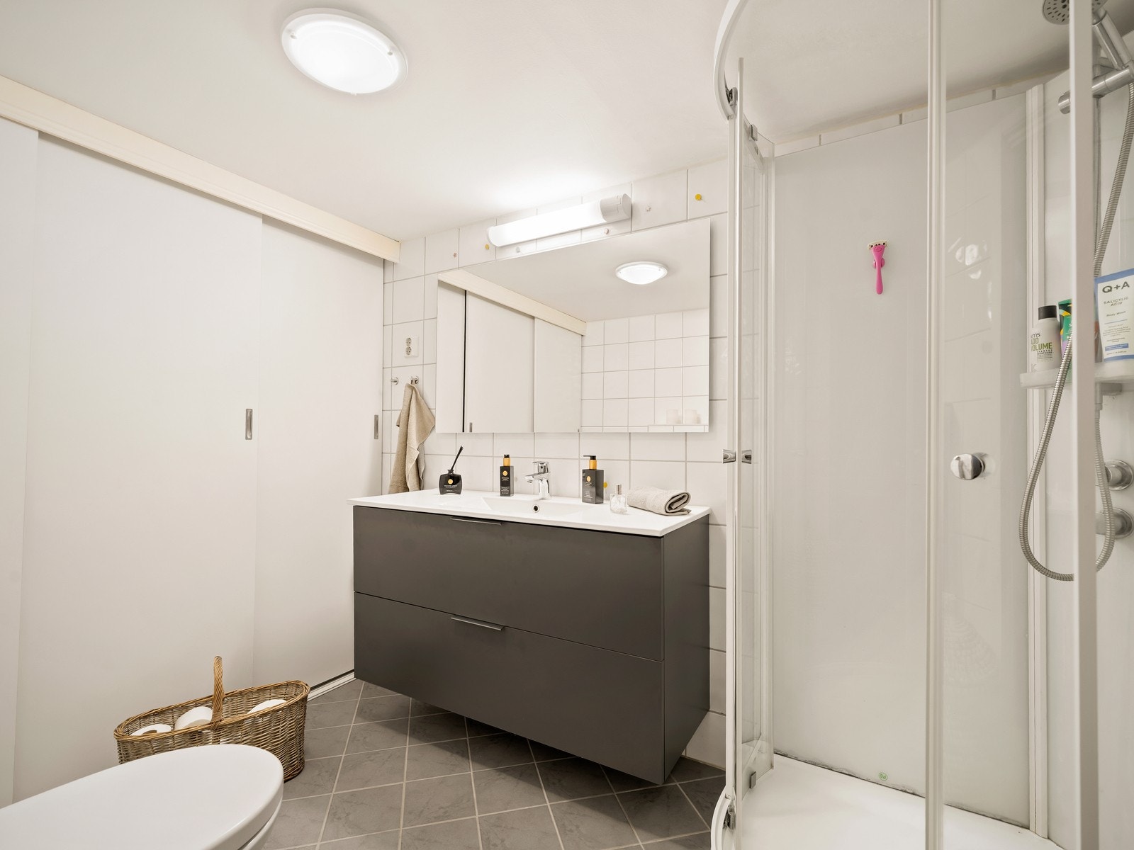 Innredningen inkluderer vegghengt toalett og en bred servant med god oppbevaringsplass. Galleribilde