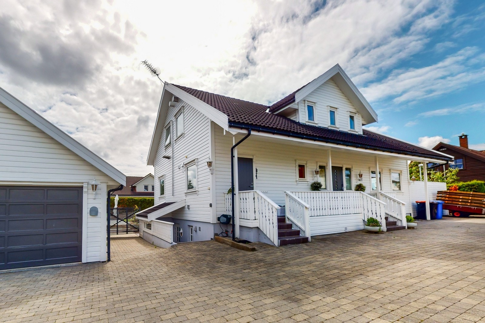 Fasade - gårdsrom med belegningsstein. Galleribilde