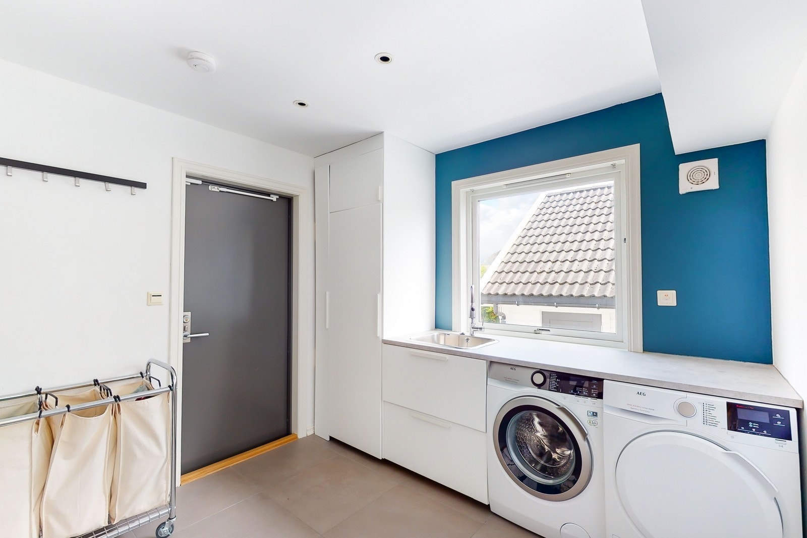 Vaskeom med biingang - og inngang fra kjøkken Galleribilde