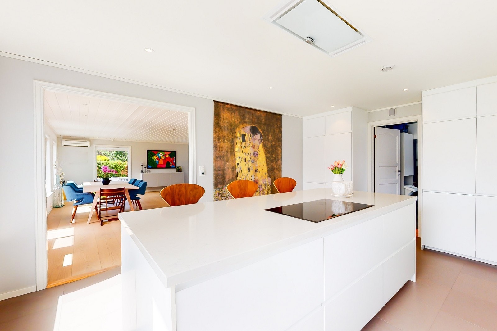 Flott kjøkken med integrerte hvitevarer Galleribilde