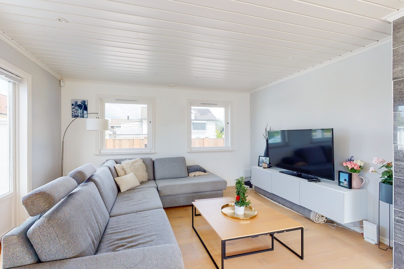 Stuen har også egen tv-del Galleribilde