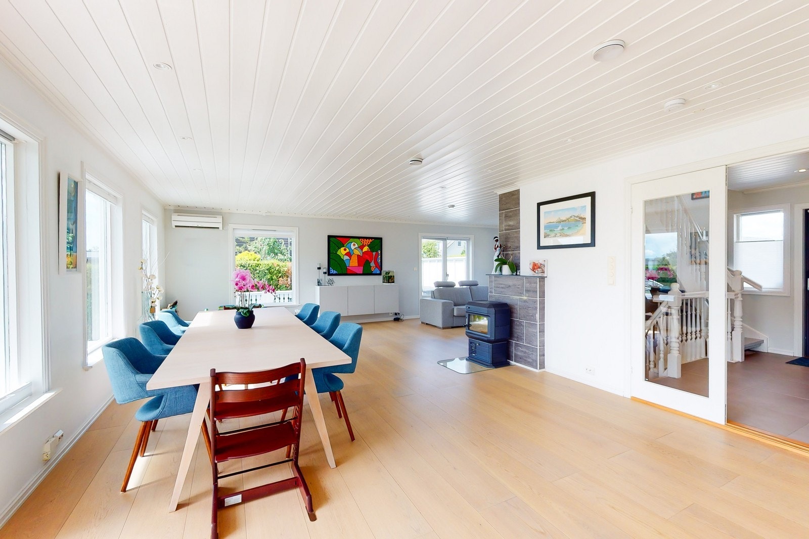 Stor stue med god plass til spisebord og øvrig møblement. Galleribilde