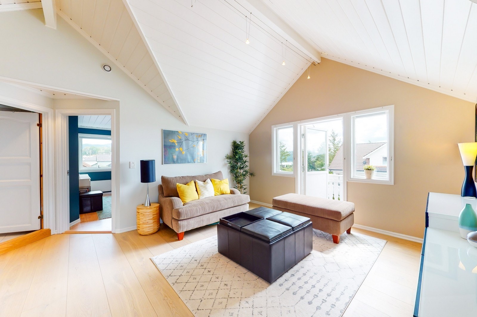 Loftstue med utgang til balkong Galleribilde