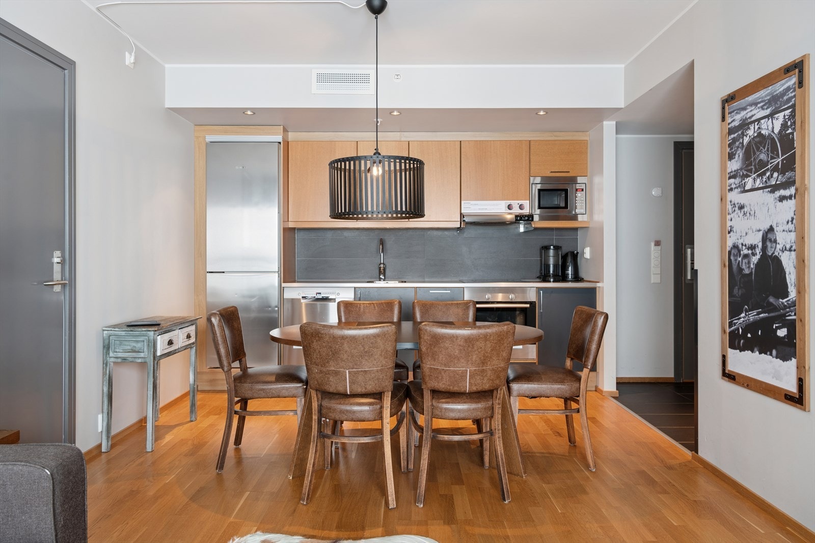 Kjøkken med spisegruppe Galleribilde