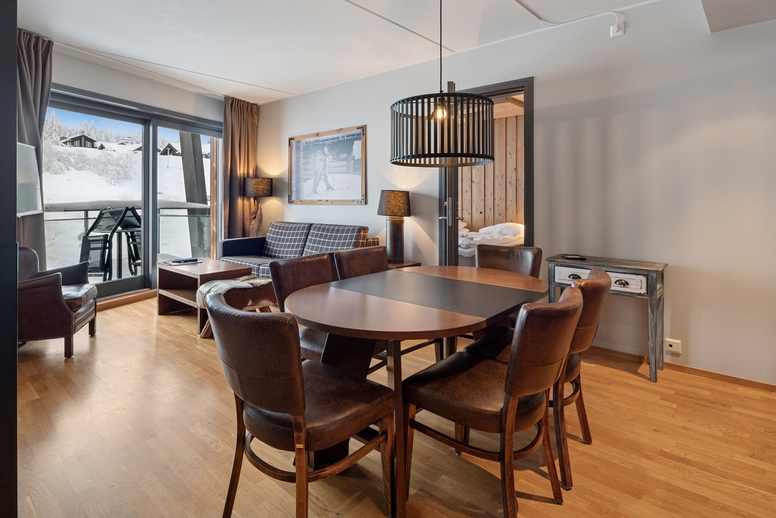 Innbydende, åpen løsning mellom stue og kjøkken Galleribilde