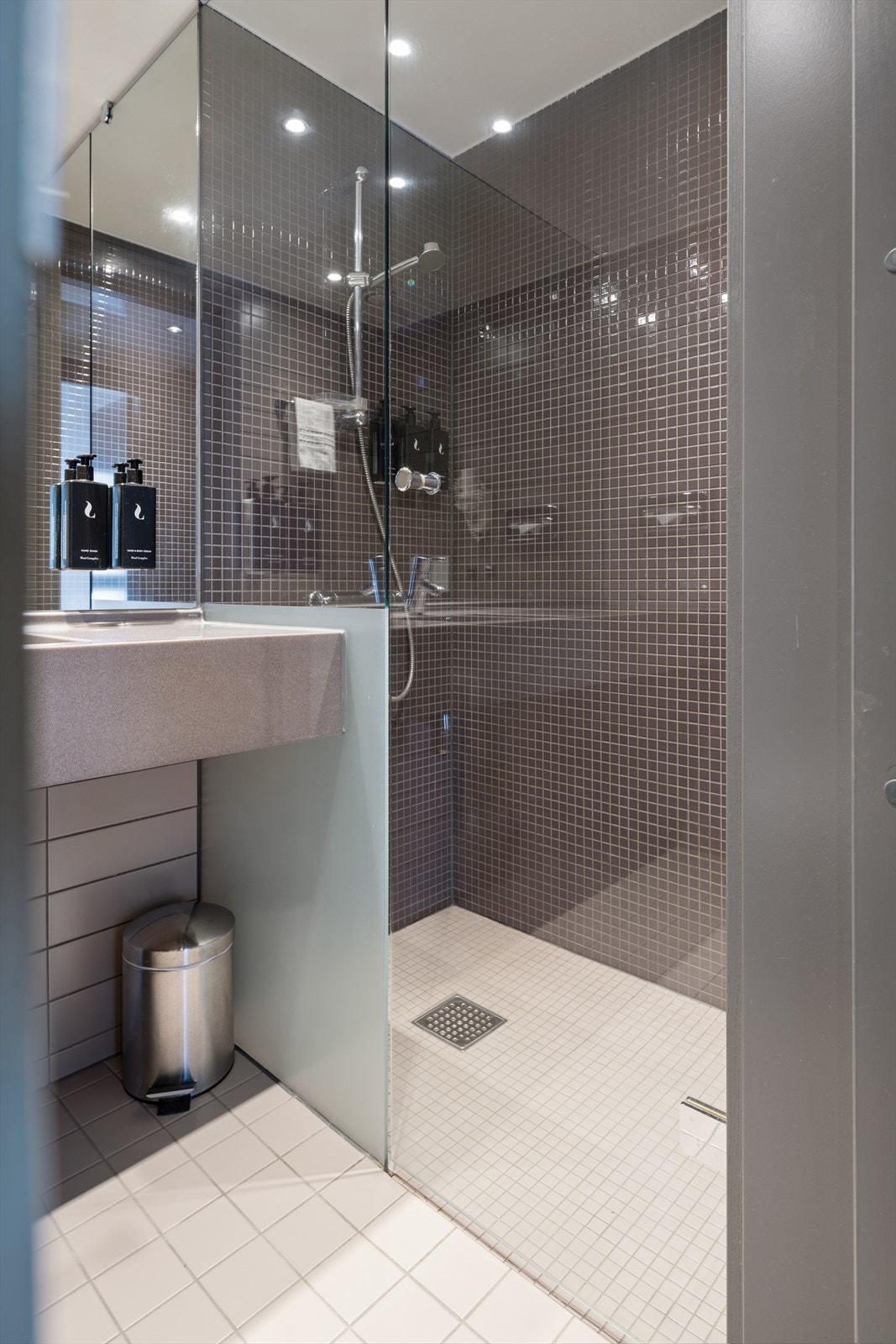 Baderommet har varme i gulv Galleribilde