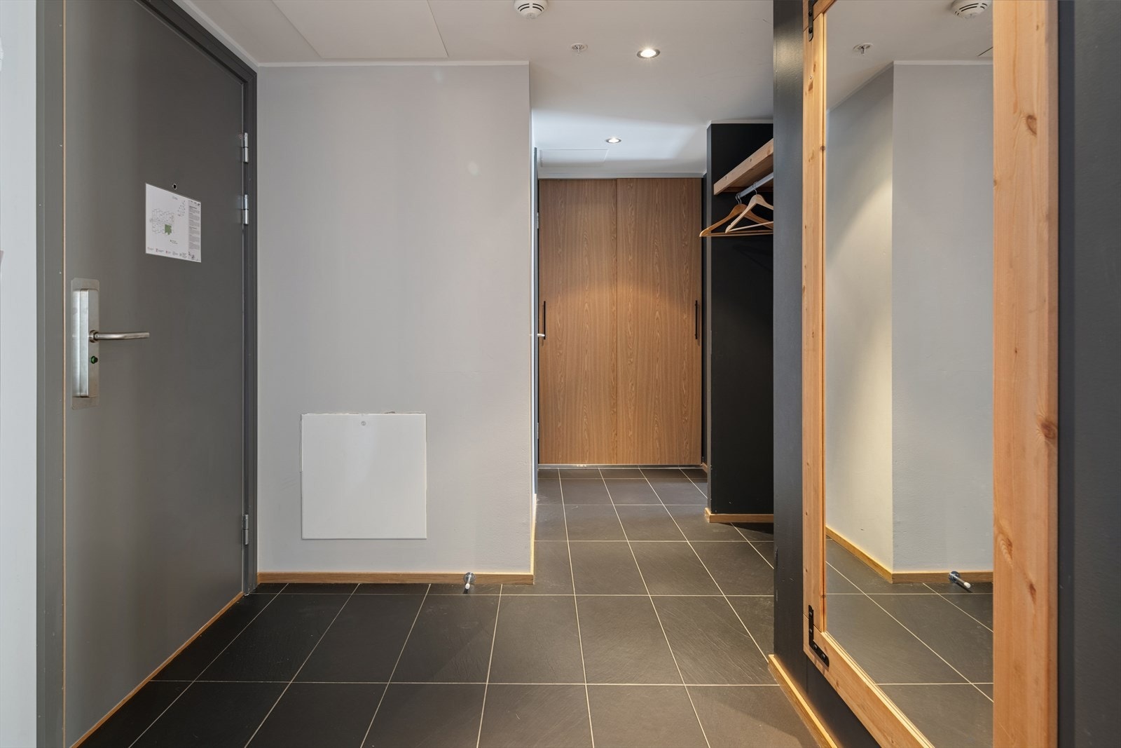 Praktisk flislagt gang med plass til yttertøy og sko. Galleribilde