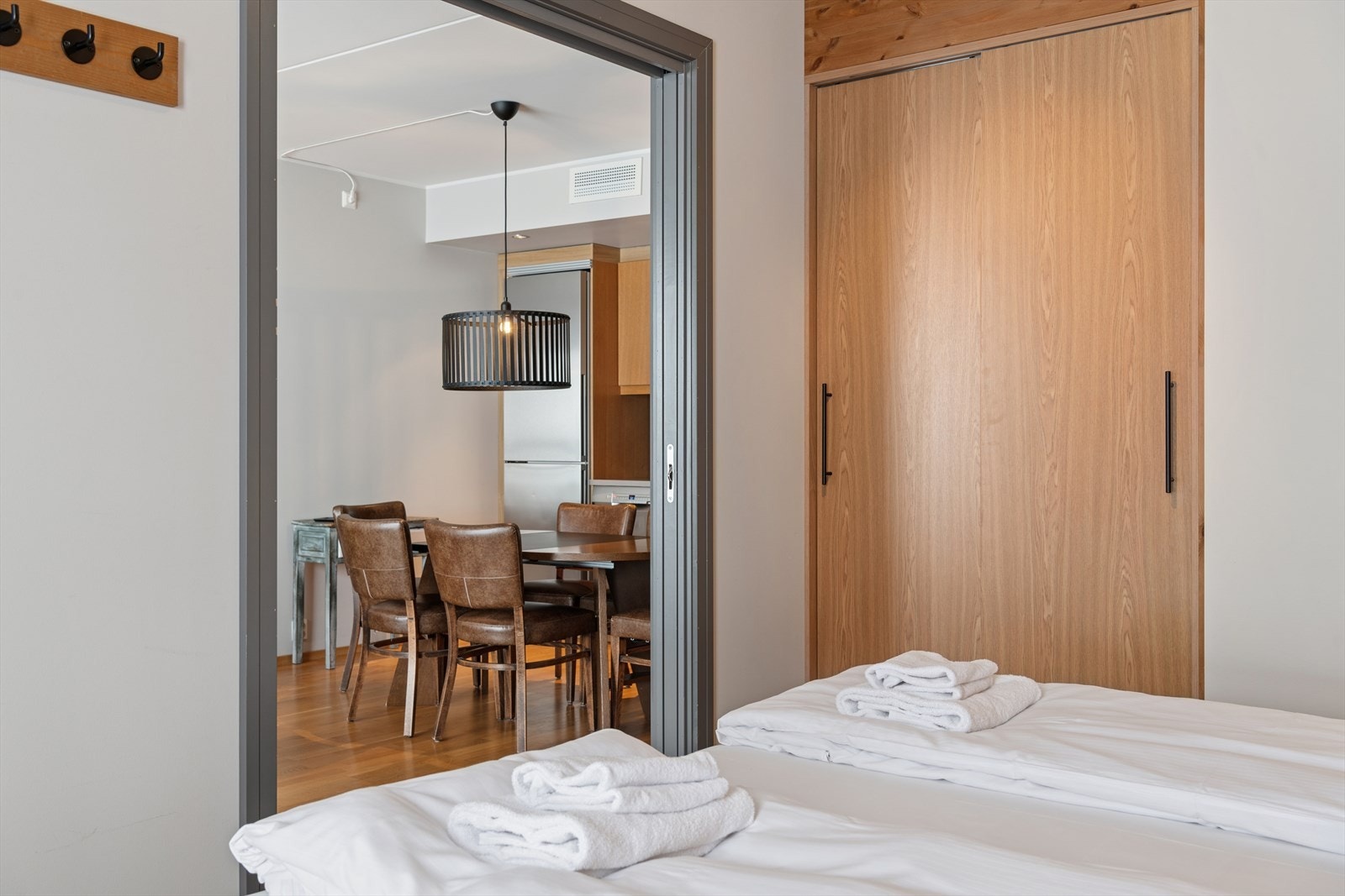 Soverommet har oppbevaring i form av garderobeløsning Galleribilde