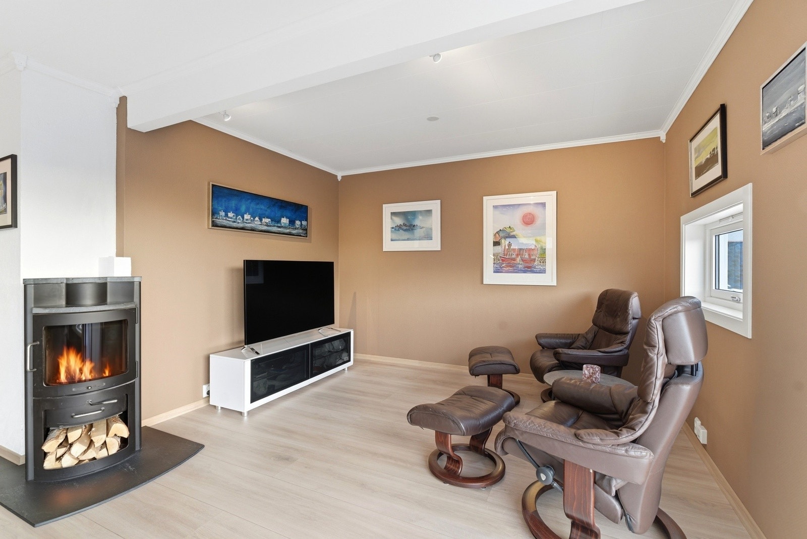 Eksempelvis har nåværende eier etablert en koselig TV-krok Galleribilde