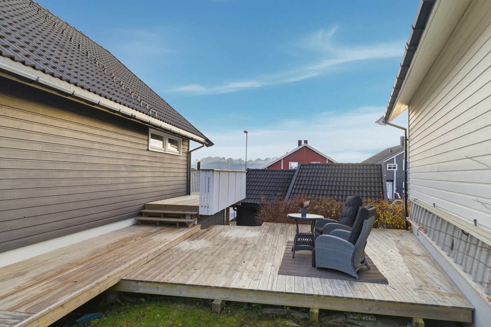 Inngjerdet hage med terrasse - Lunt og koselig uteområde Galleribilde