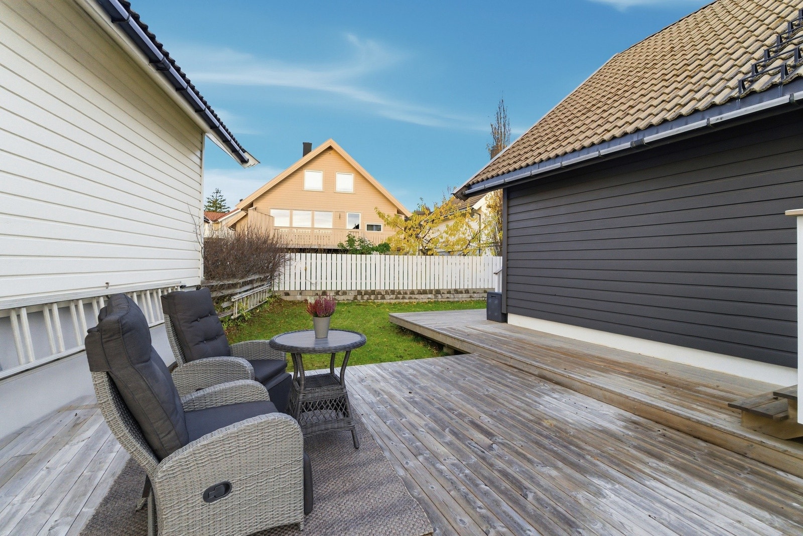 Inngjerdet hage med terrasse - Lunt og koselig uteområde Galleribilde