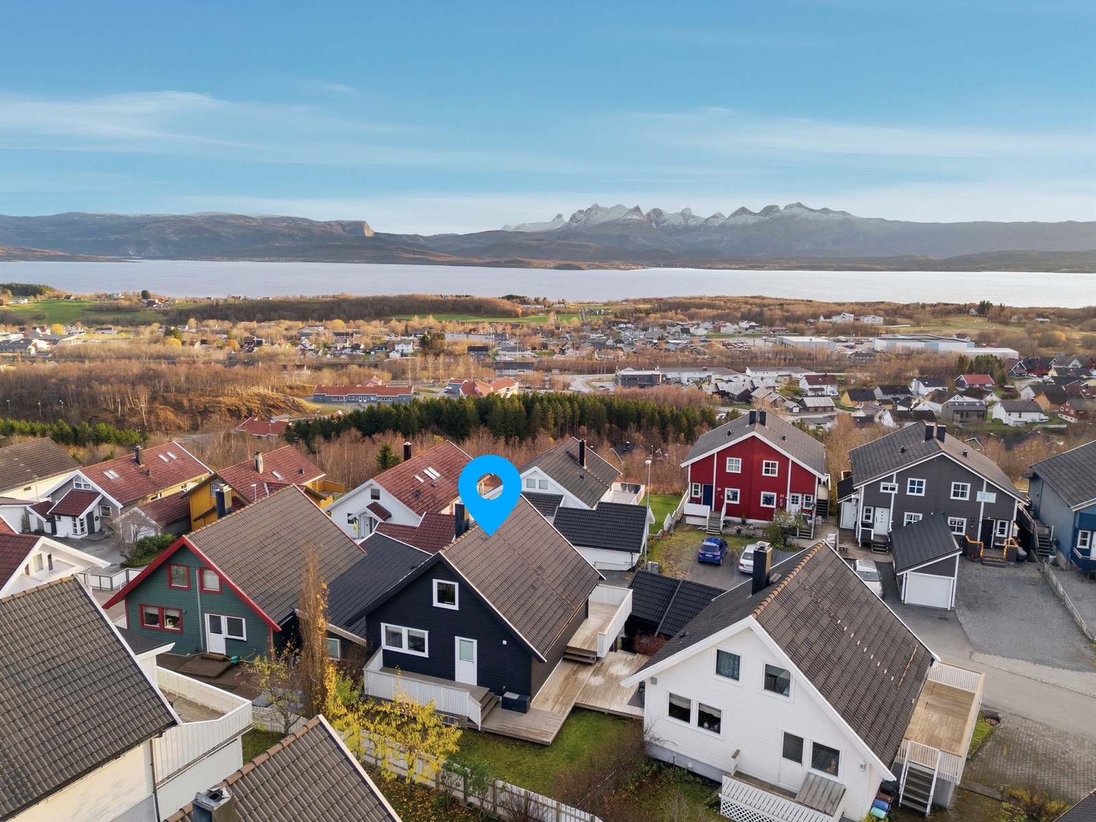 Eiendommen ligger flott til på Mørkved, kort vei til skole, barnehage og et flotte turområder for store og små Galleribilde