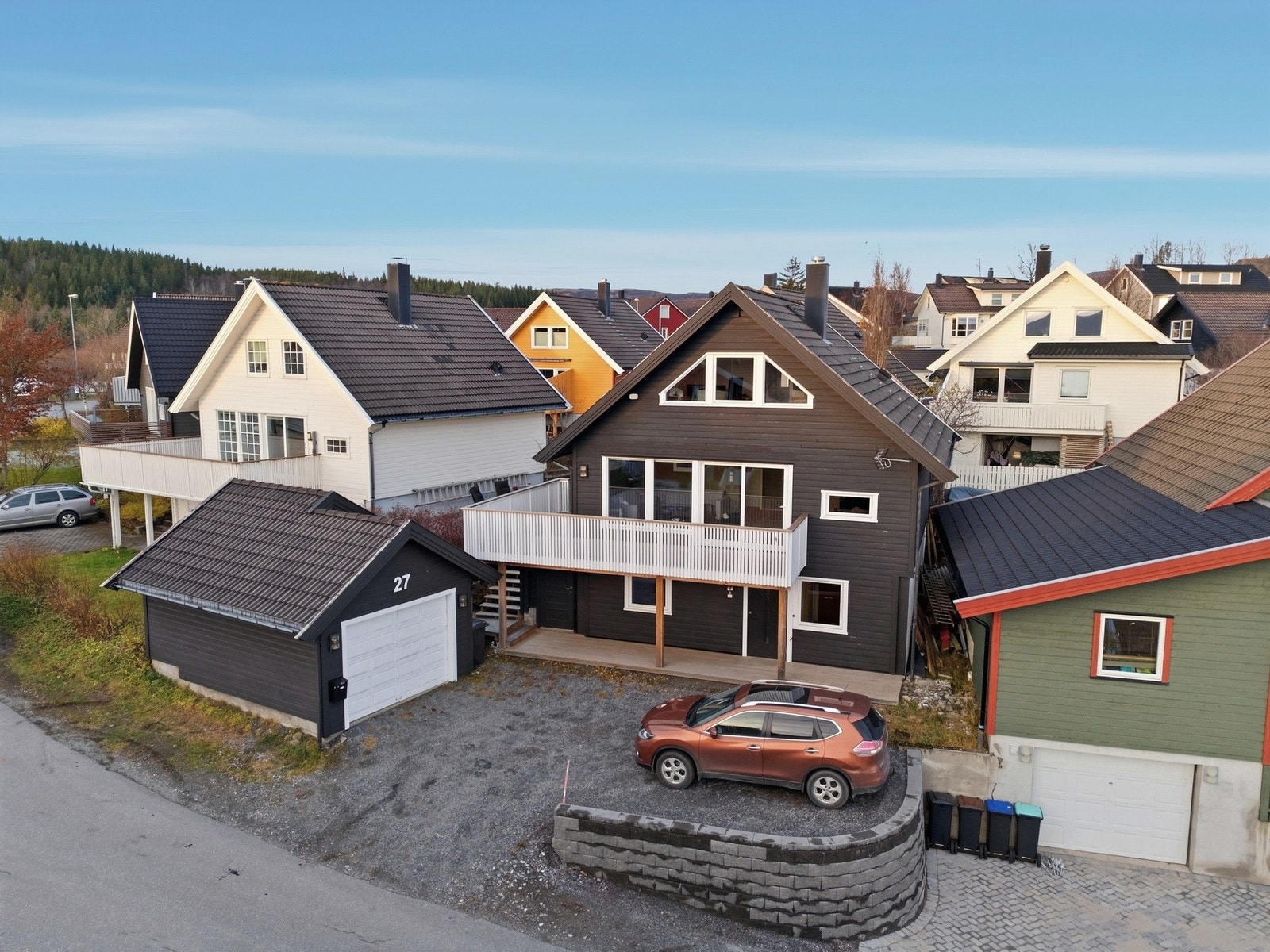 Velkommen til Bjørnehiet 27 - og denne flotte eneboligen over tre etasjer Galleribilde