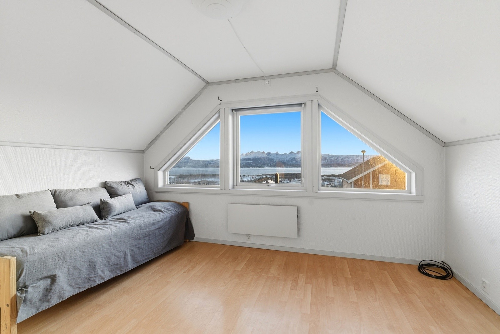 Soverom/loftstue på loft loft - Med fantastisk utsikt ut mot Saltfjorden Galleribilde