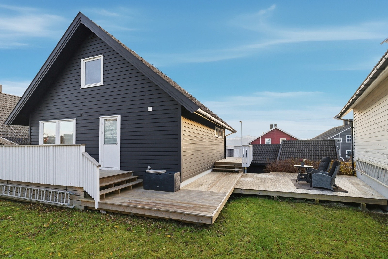 Inngjerdet hage med terrasse - Lunt og koselig uteområde Galleribilde