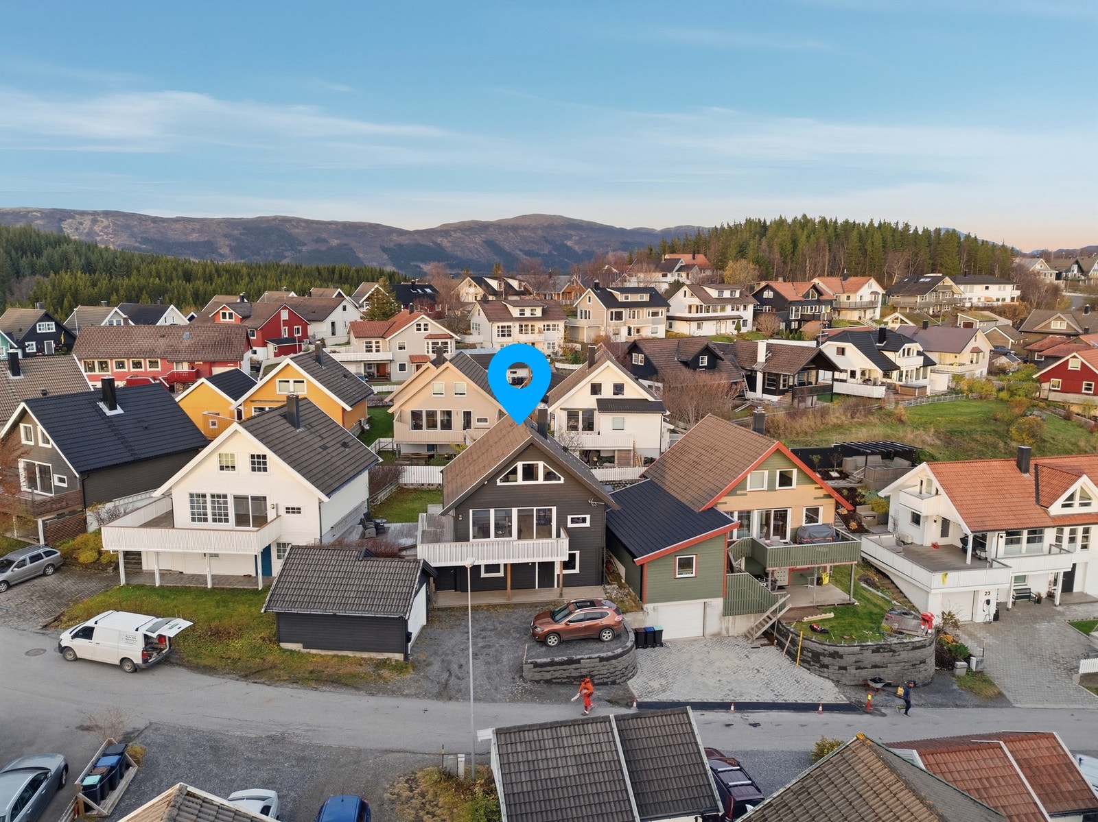 Parkering i innkjørsel og i garasje med el-billader Galleribilde