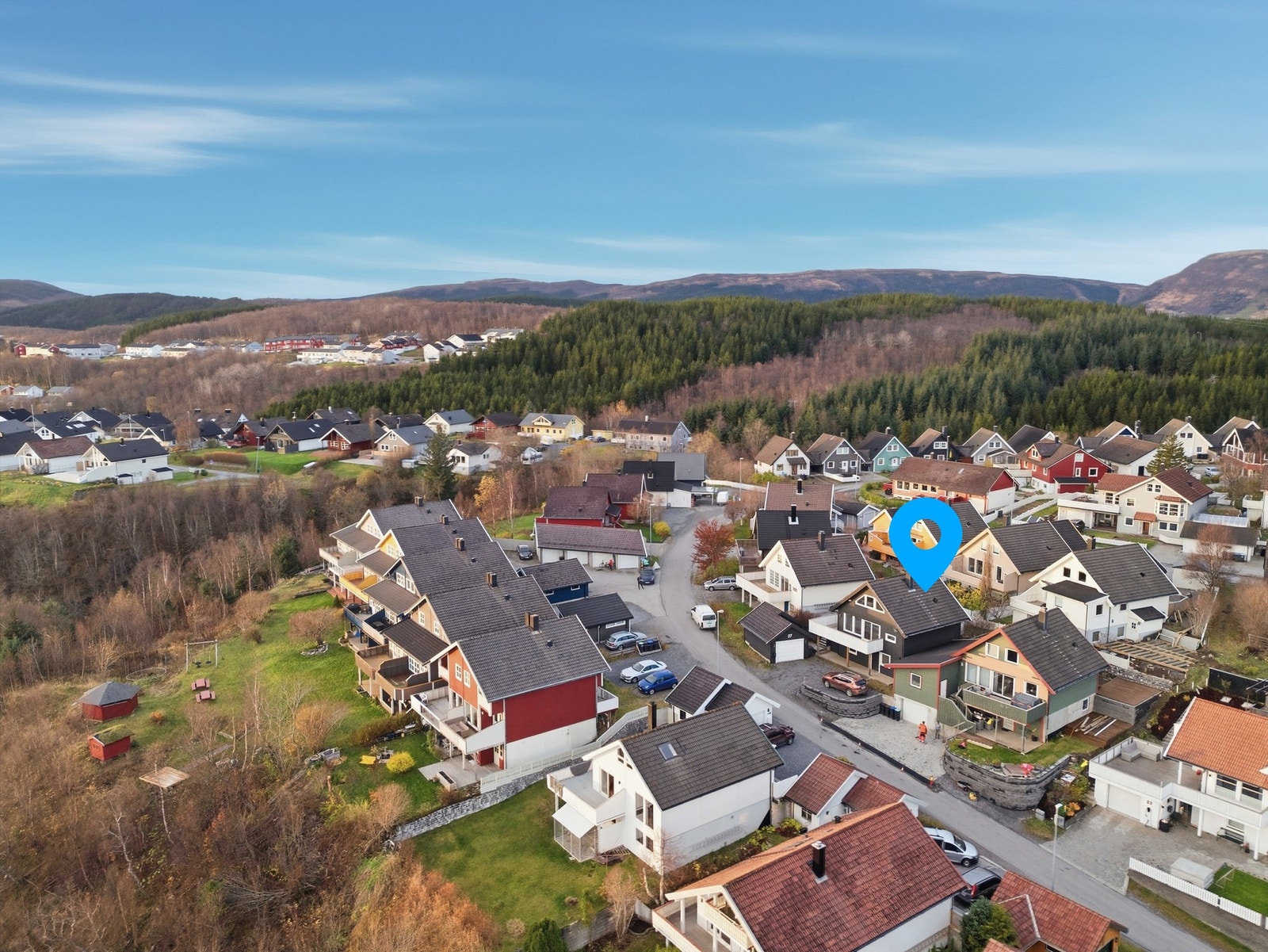 Boligen ligger høy i terrenget som sørger for at du får utsikt sørover mot Saltenfjorden og Børvastindan. Galleribilde