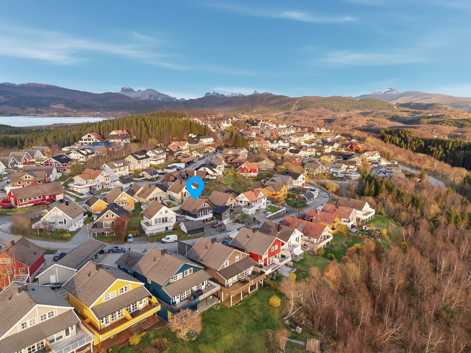 Eiendommen ligger flott til på Mørkved, kort vei til skole, barnehage og et flott turområder Galleribilde