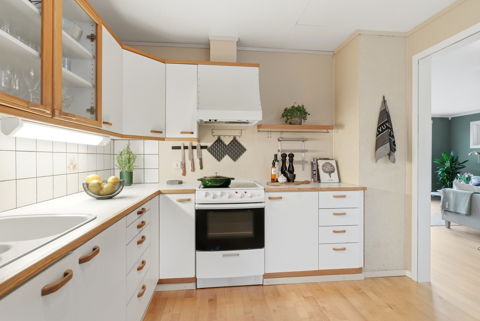 Kjøkkenet har innredning med glatte fronter og benkeplate av laminat Galleribilde