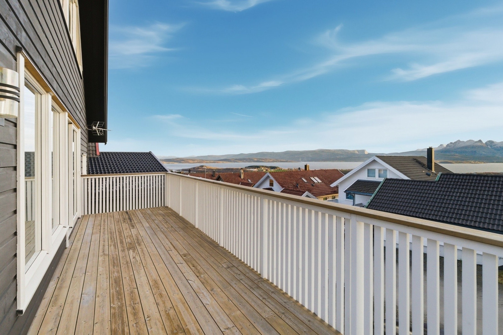 Veranda med flott utsikt, samt gode lys- og solforhold Galleribilde