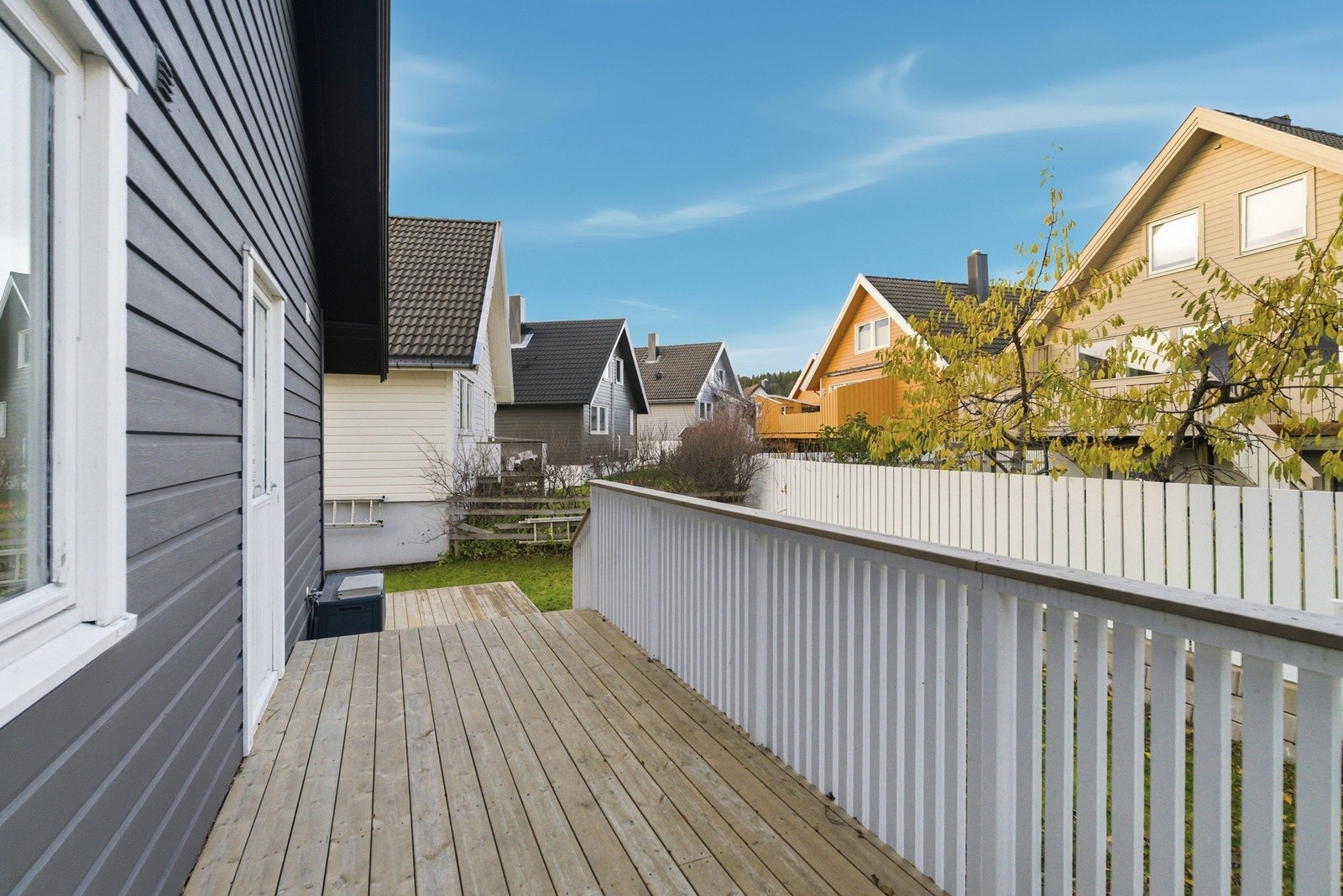 Utgang fra bad/vaskerom i andre etasje, til altan og hage Galleribilde