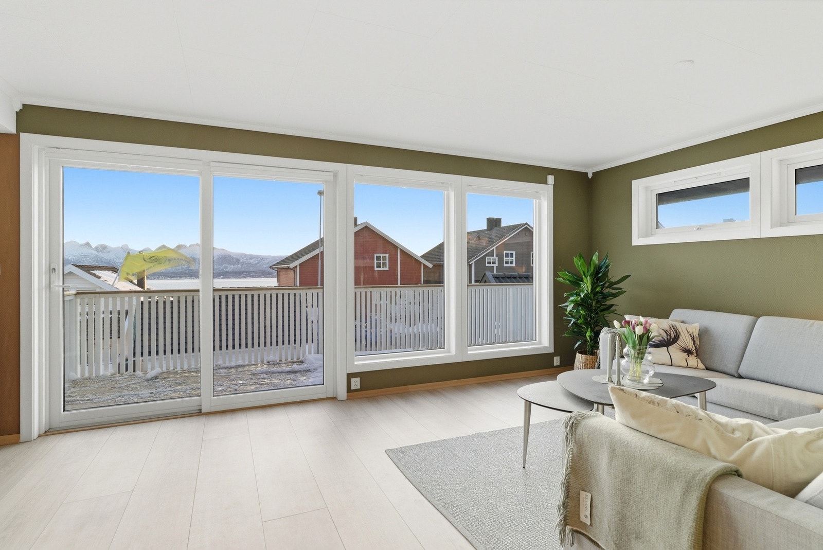 Fra stuen er det direkte utgang til verandaen, som strekker seg helt rundt boligen Galleribilde