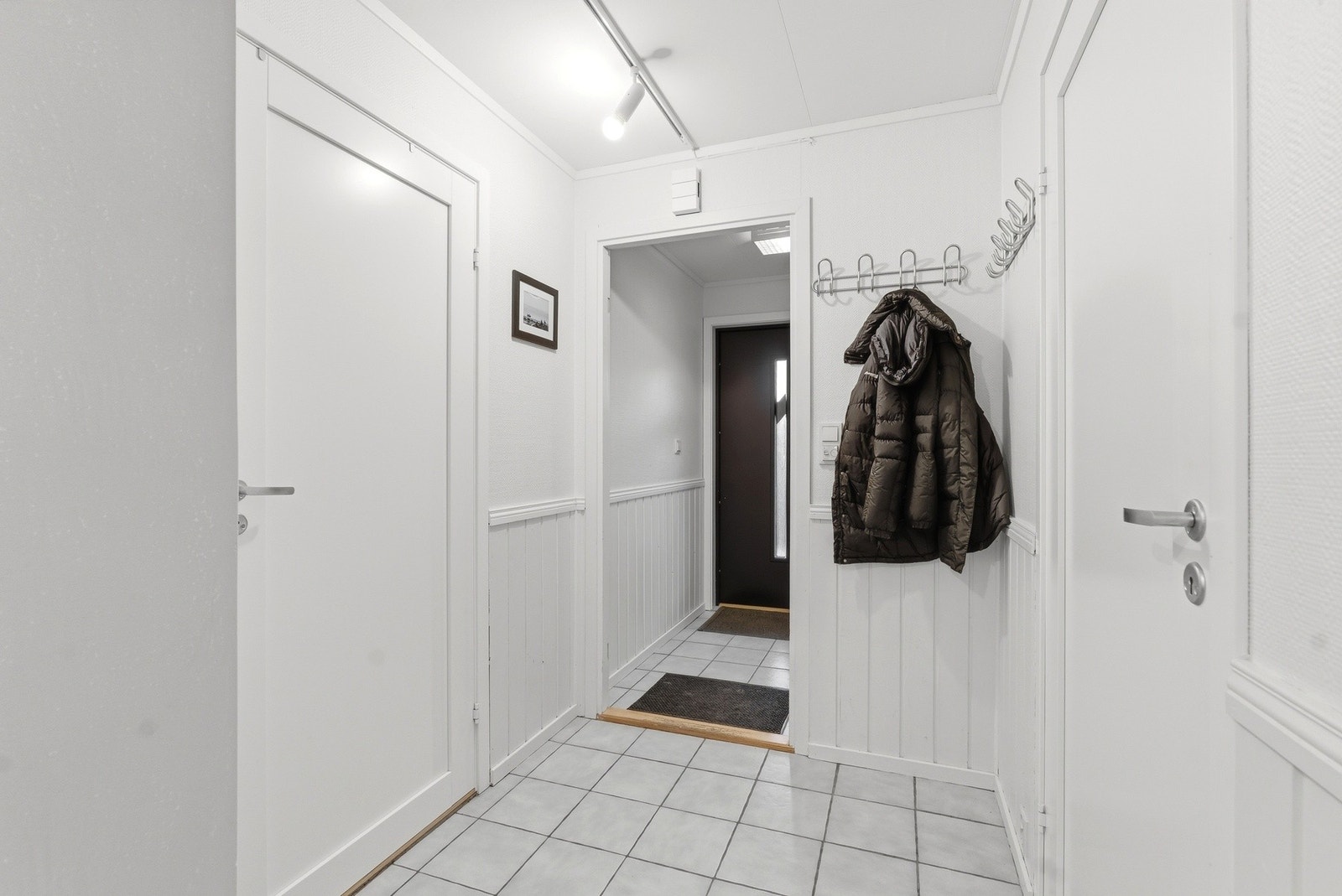 Videre inn i gangen finnes mer oppbevaringsplass - med gode muligheter for å etablere ulike garderobeløsninger, samt en romslig bod Galleribilde