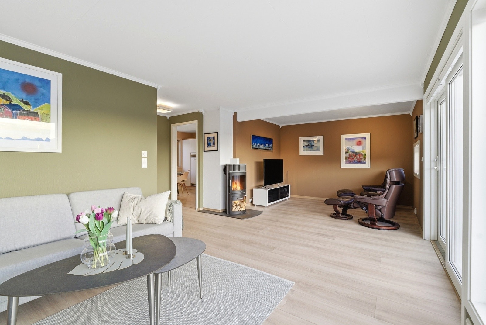 Stue med vedfyring - God plass til flere sittegrupper Galleribilde