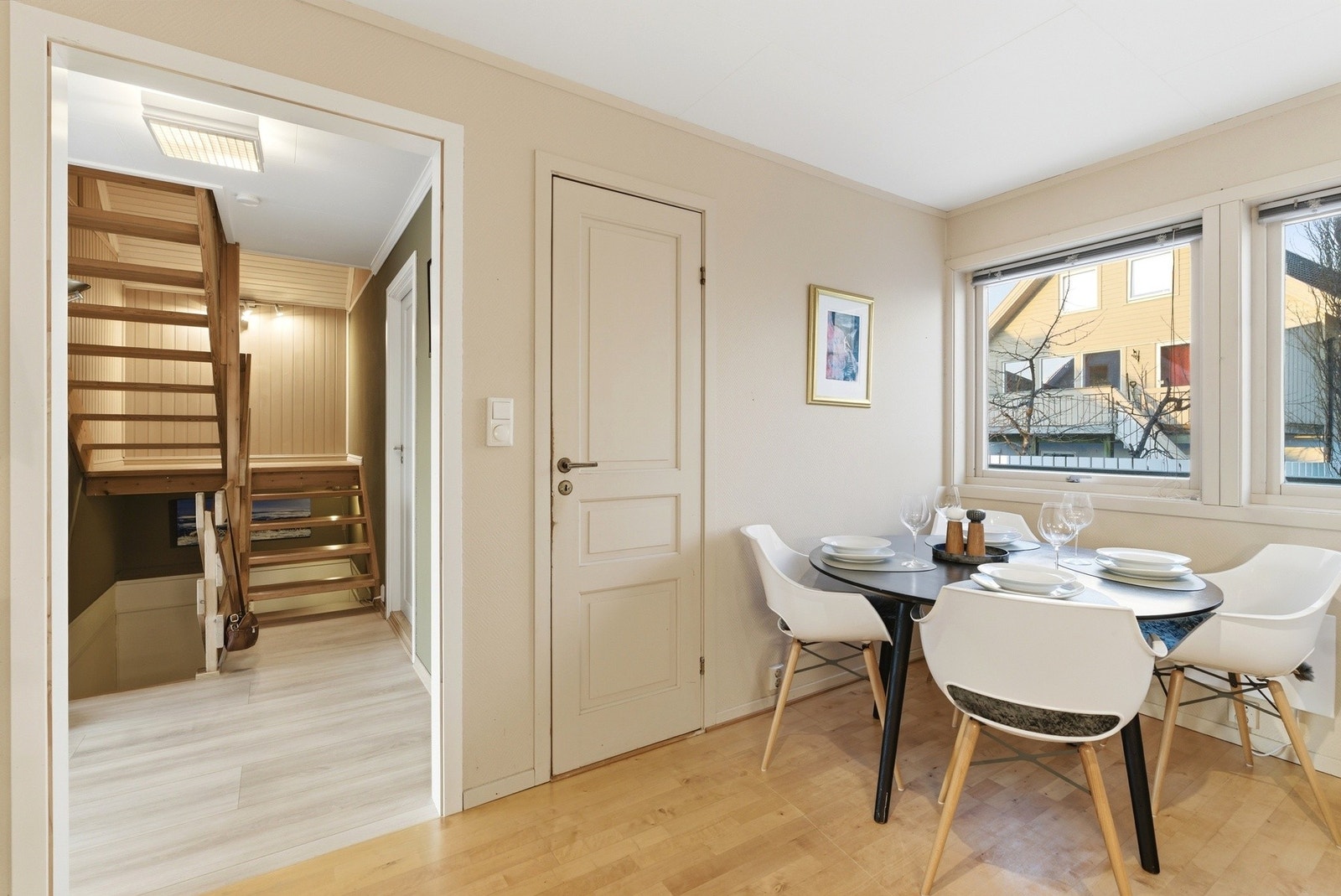 Direkte adkomst til praktisk matbod fra kjøkken. Galleribilde