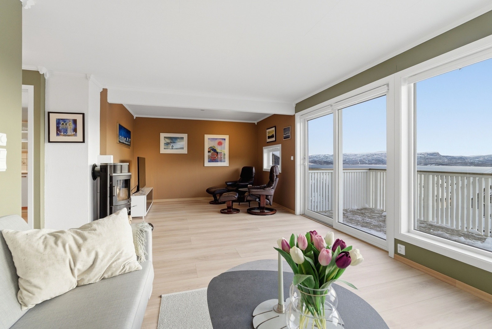 Velkommen inn til en lys og innbydende stue malt i tidsriktige fargevalg Galleribilde