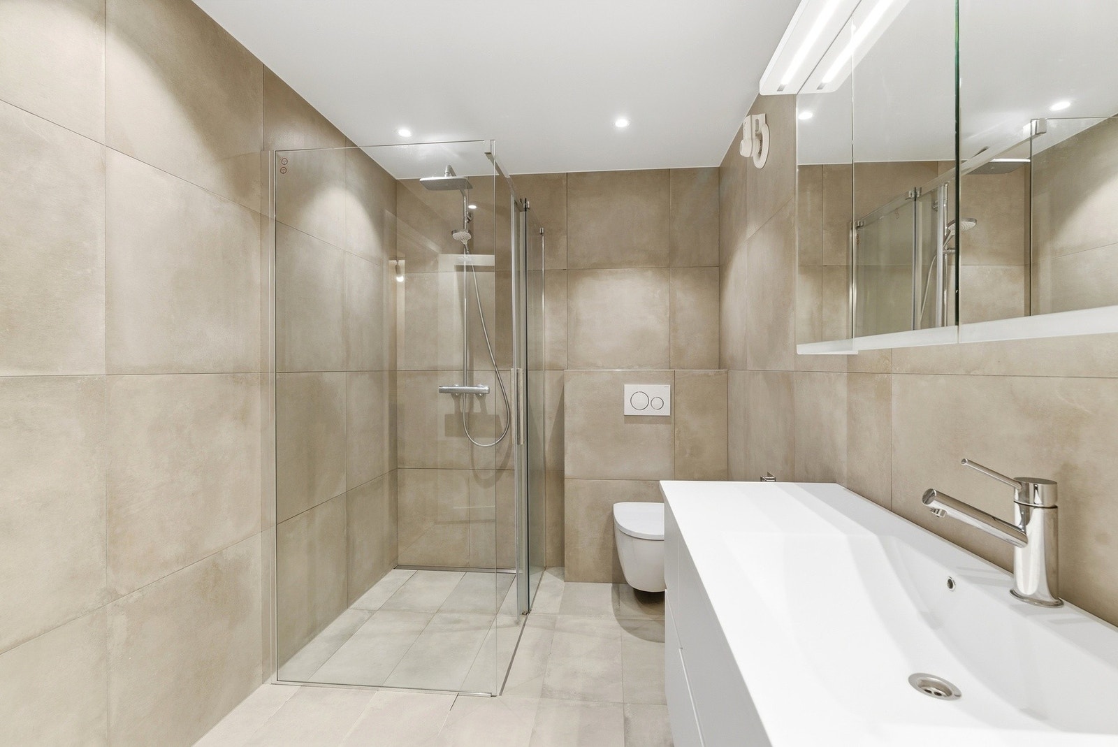 Lekkert bad som er modernisert i 2019 Galleribilde