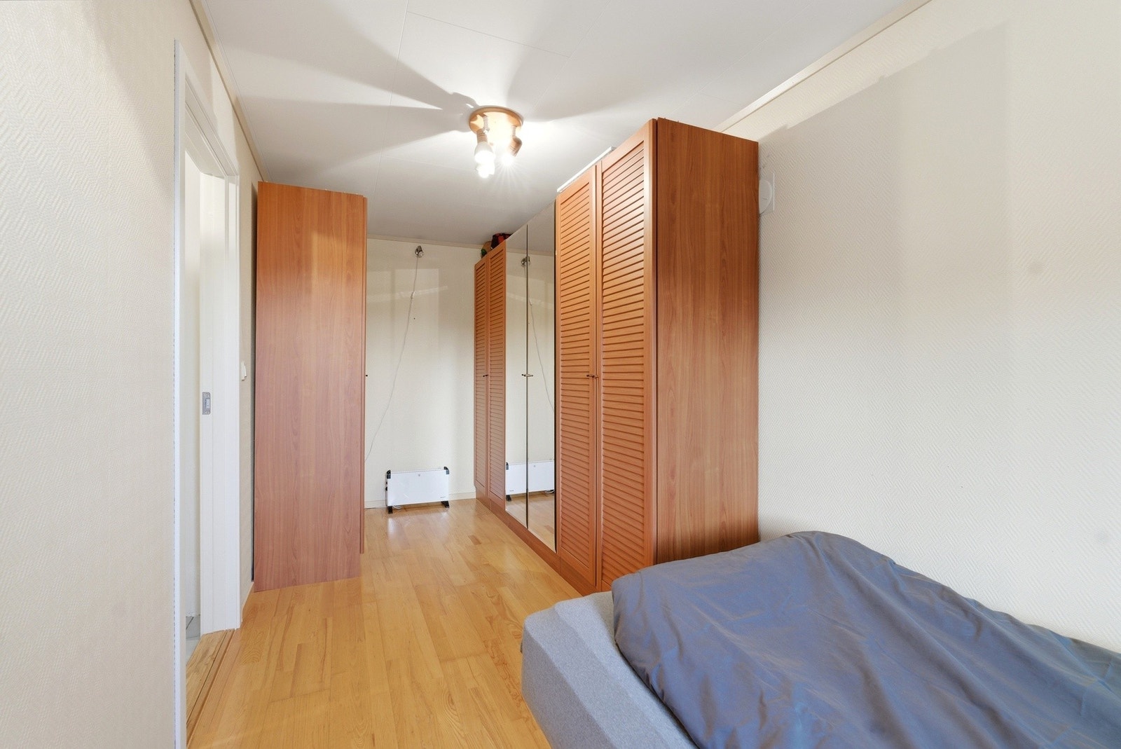 Soverom nr. 2 - Med god plass til praktiske garderobeløsninger. Galleribilde