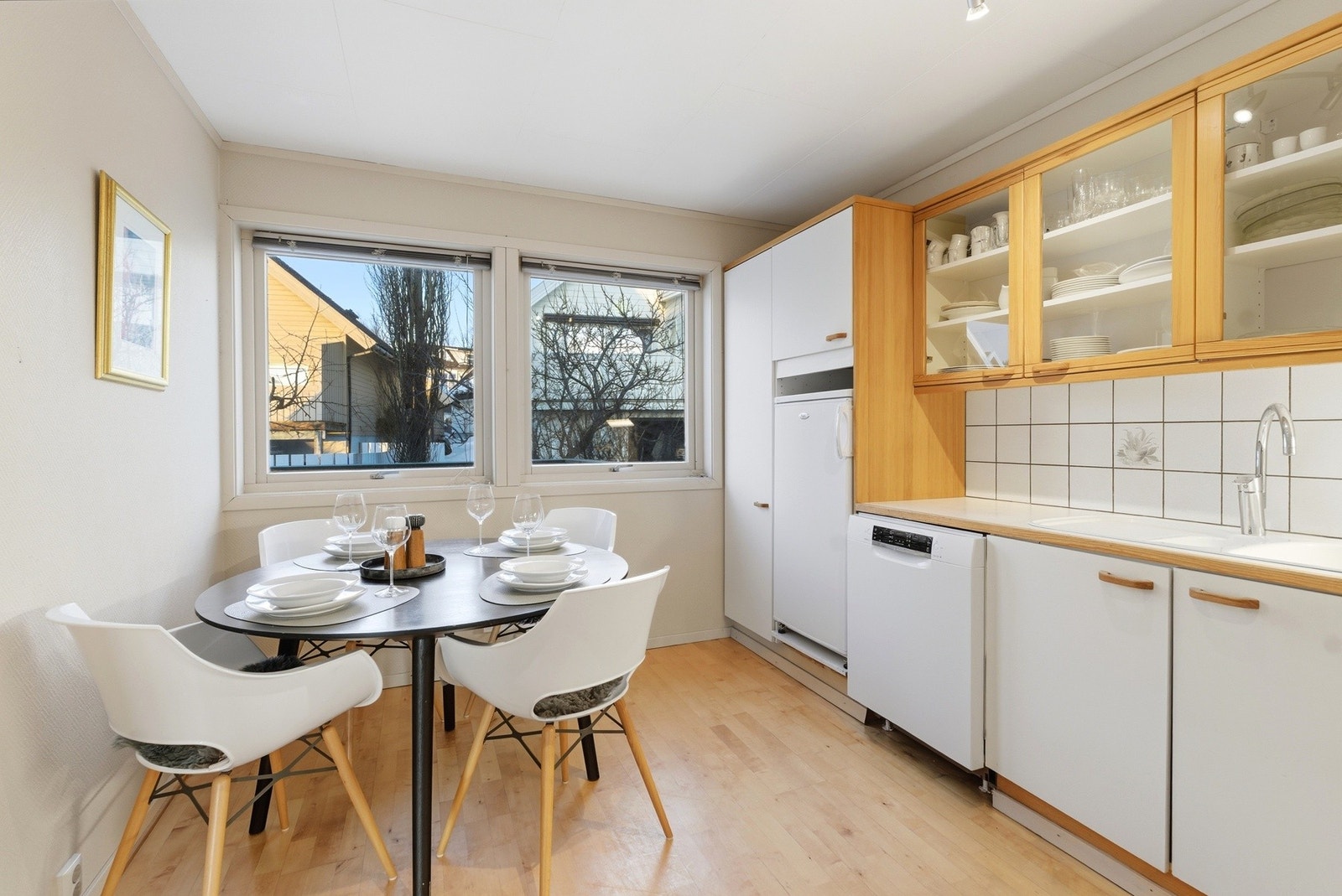 På kjøkkenet har man også plass til en koselig spisegruppe. Galleribilde