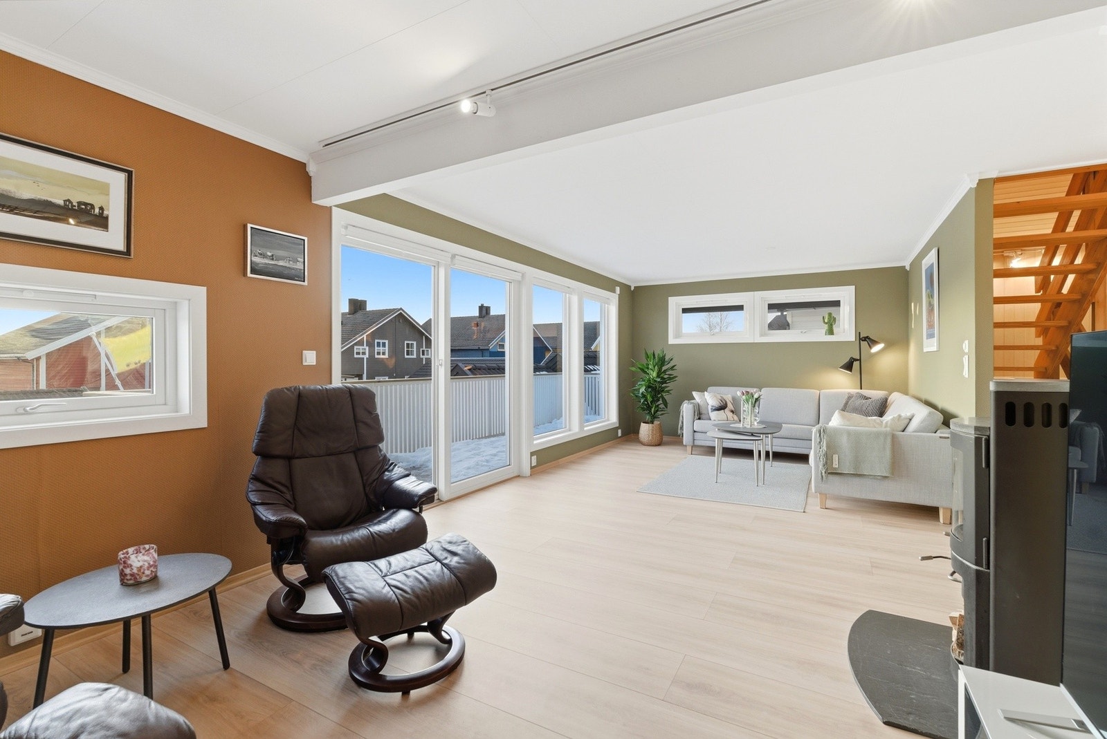 Adkomst til veranda skjer via moderne skyvedører av glass. Galleribilde