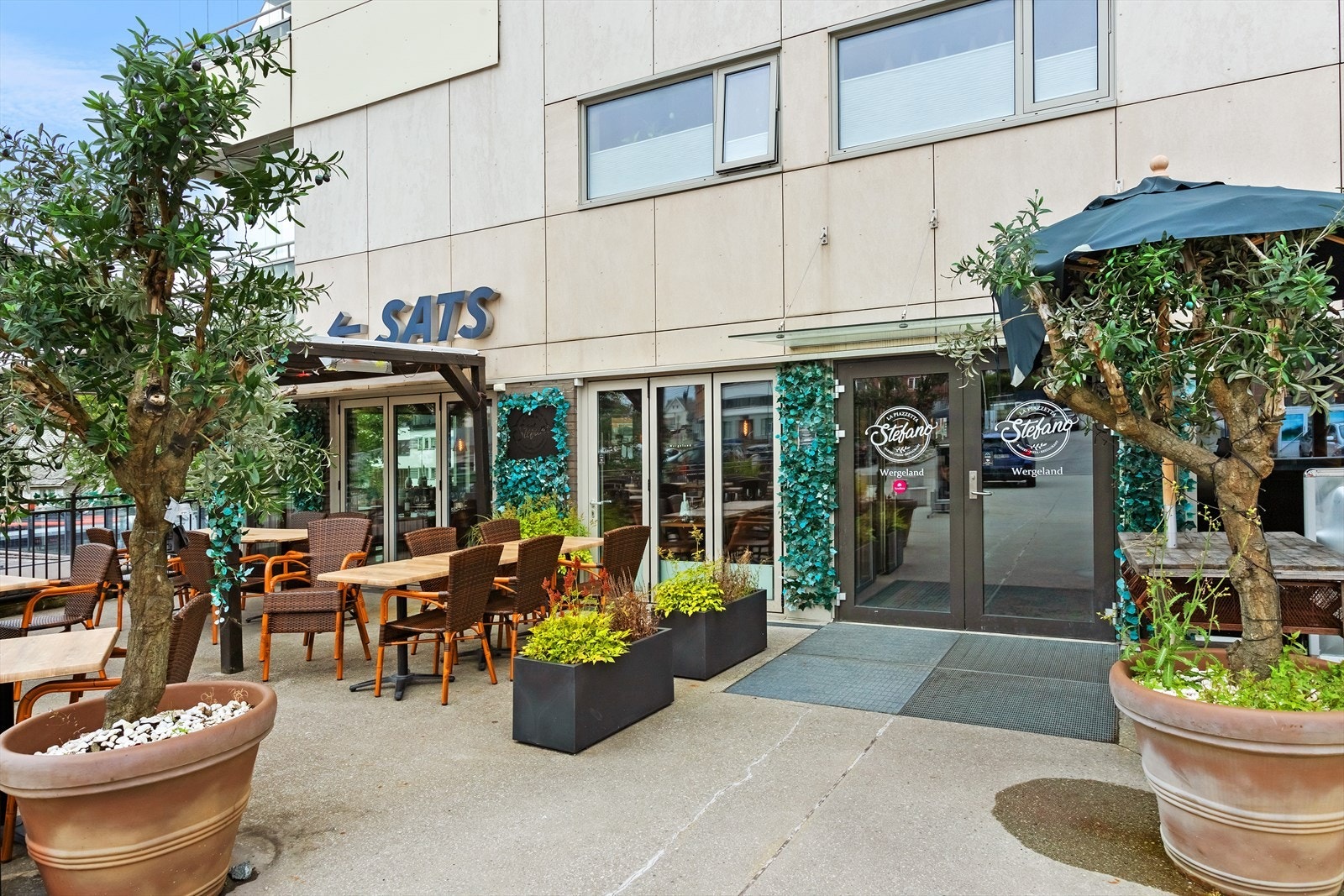 Både restauranter og treningssenter i umiddelbar nærhet. Galleribilde