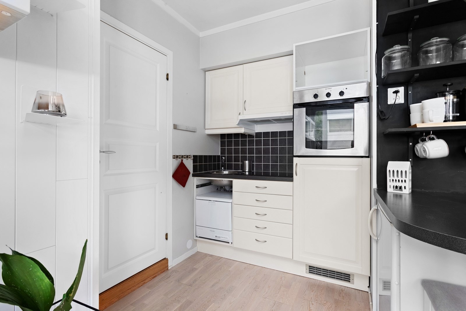 Kjøkkenet inneholder det nødvendige, med både kjøleskap, komfyr, platetopp og oppvaskmaskin. Galleribilde